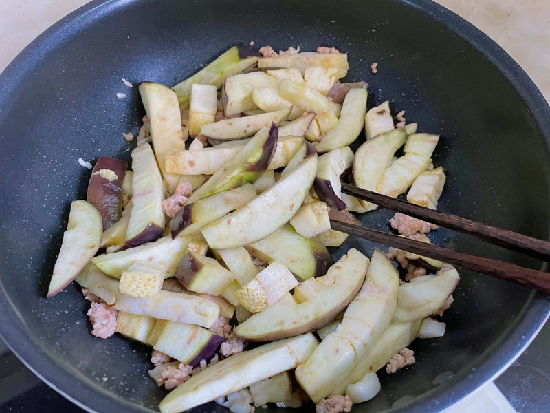 Add the steamed eggplant and stir-fry 