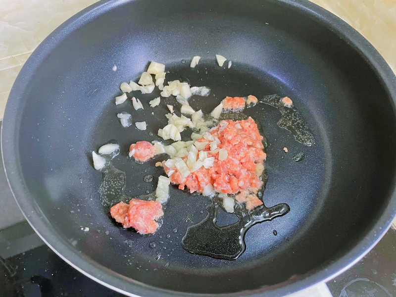 add oil and sauté the minced pork and garlic