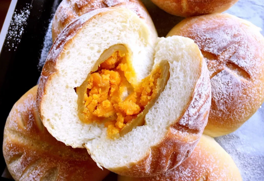 Baked Creamy Egg Yolk Bun