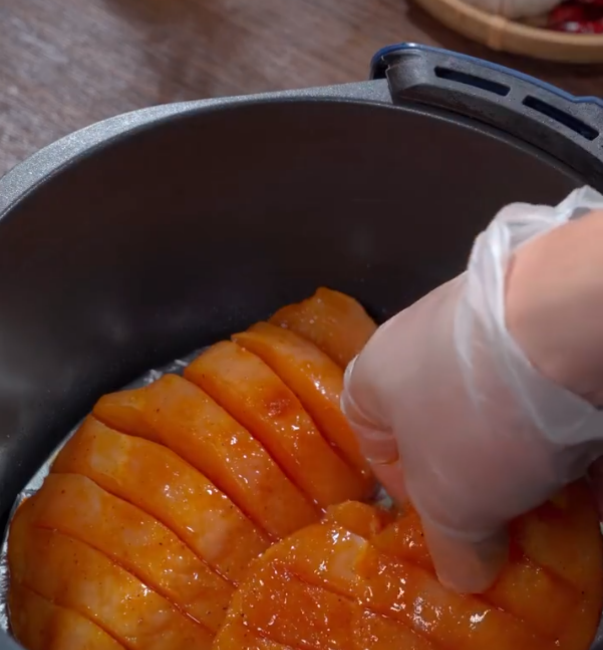 Put the marinated chicken breasts neatly into the pot