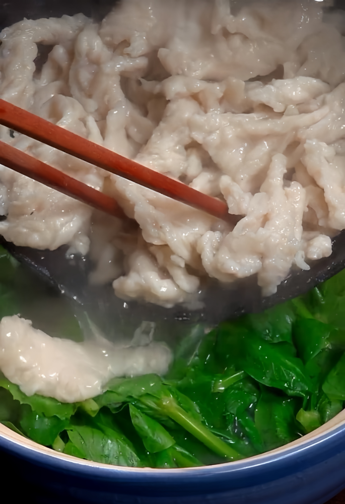 Place a layer of pea tips in a bowl 