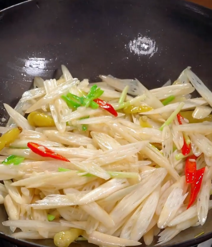 Stir-fry Young lotus roots