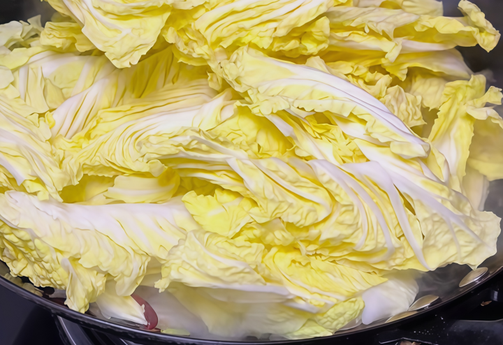 Stir-fry cabbage leaves