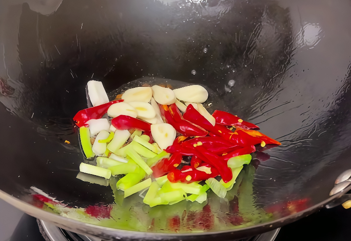 Stir-fry the ingredients