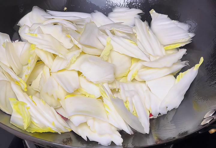 Stir-fry cabbage stalks