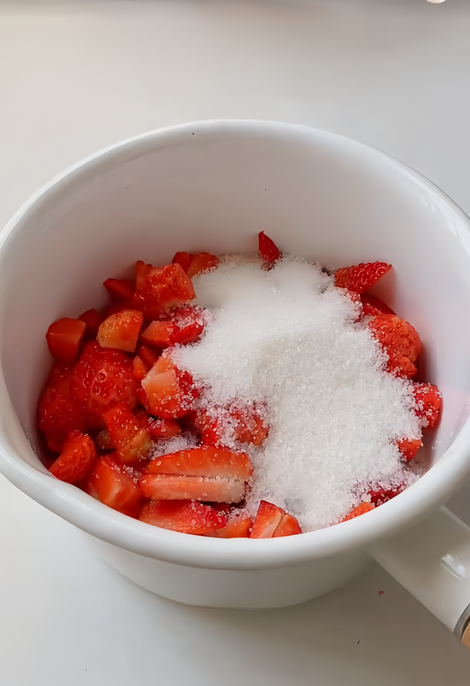 Marinating strawberries