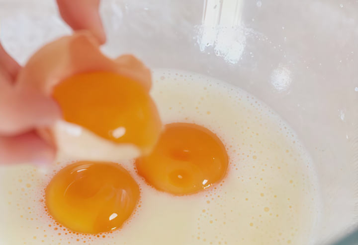 Make egg yolk batter