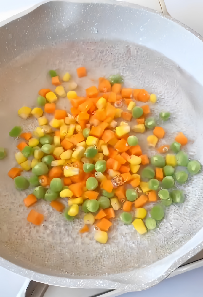 Boil green peas, corn kernels, and carrot cubes