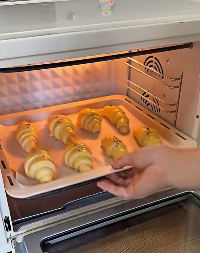 Bake in the oven at 170°C (340°F) for 18 minutes.