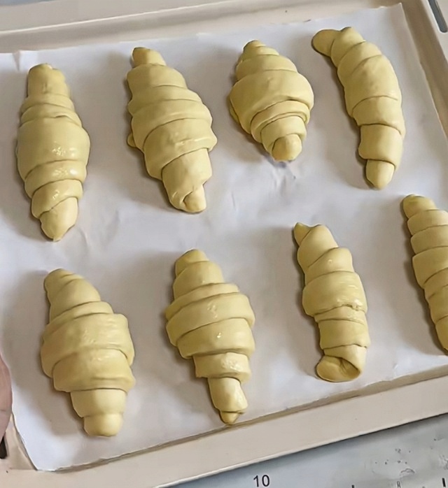 Place the rolled croissants on a baking sheet