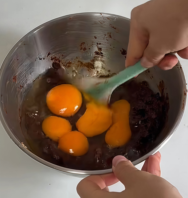 Beat the 5 eggs and mix them thoroughly into the date paste