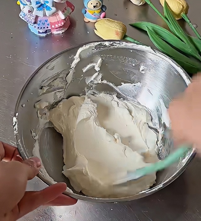 In a bowl, add 250g of mascarpone