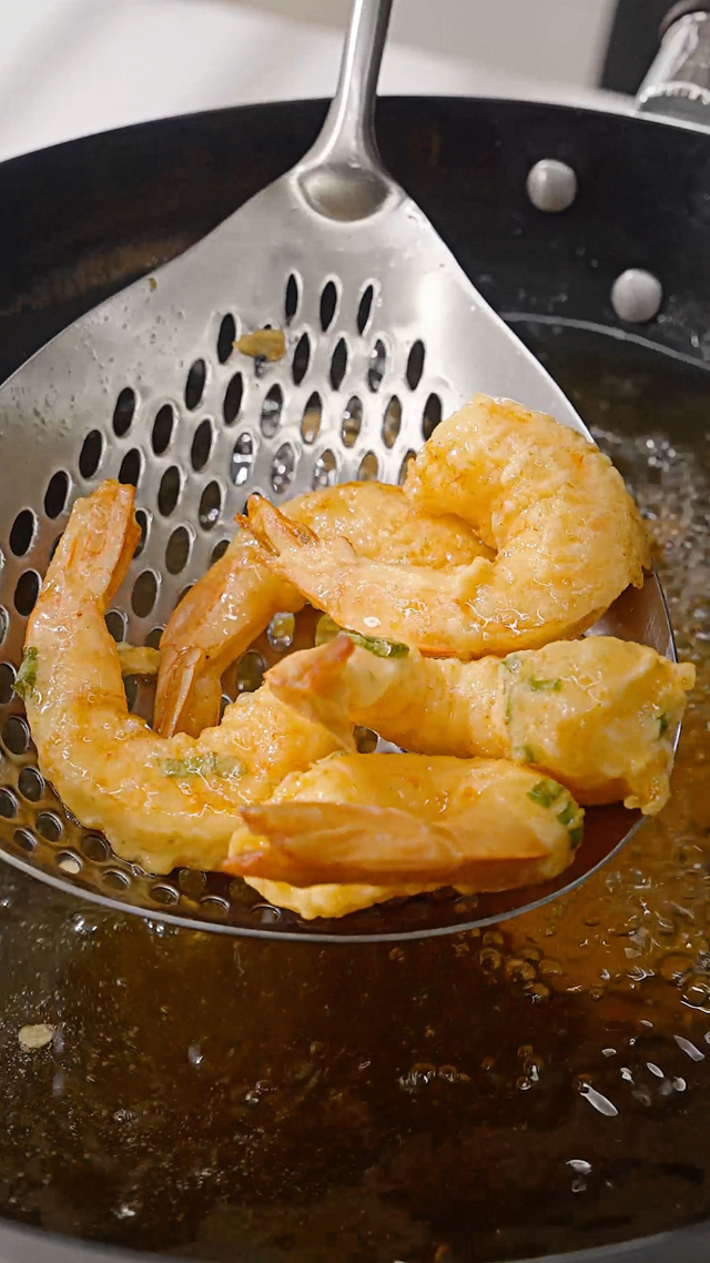 Fry the shrimp: