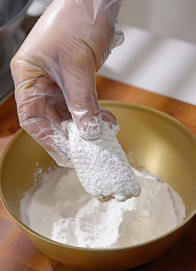 Coat chicken wings with flour