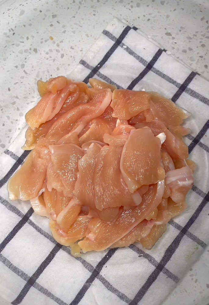 ​Slice the chicken breast into thin pieces